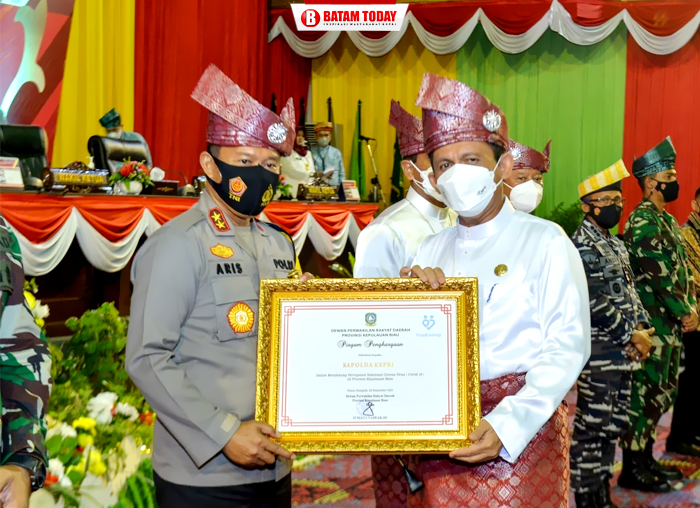 Gubernur Ansar saat memberi Piagam Penghargaan kepada Kapolda Kepri